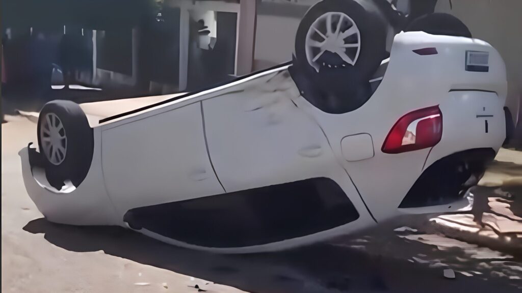Carro capota após colisão em cruzamento movimentado de Rondonópolis e mulher é levada à UPA; veja vídeo