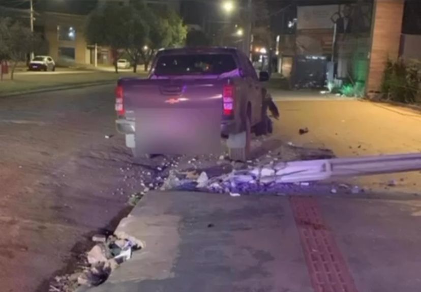 Caminhonete S10 Derruba Poste em Rondonópolis