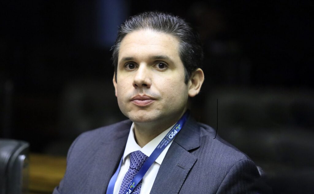 O protesto que paralisou a câmara: por que deputados ocupam a mesa diretora?