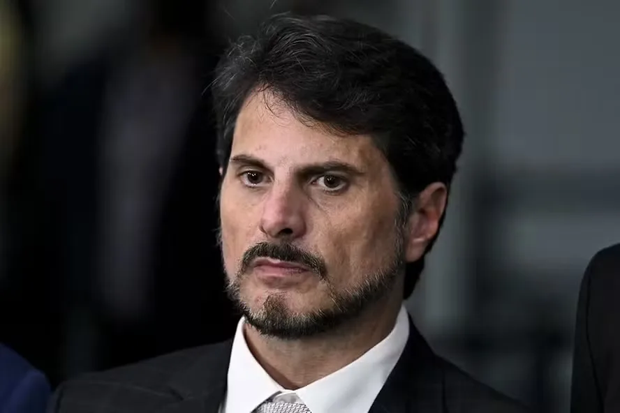 Governo recorre ao STF contra medidas a Marcos do Val
