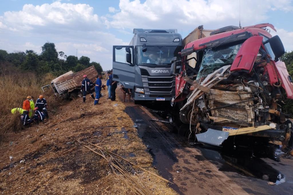Caminhoneiro de 52 anos fica ferido em acidente