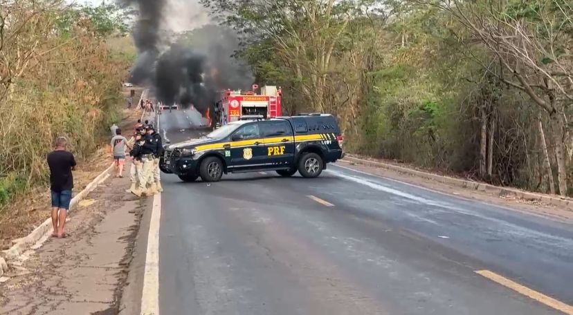 Acidente Entre Carreta e Caminhão Fecham BR-364