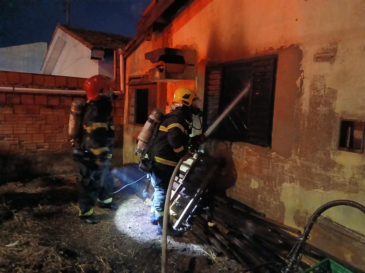Homem incendeia a própria casa em Rondonópolis